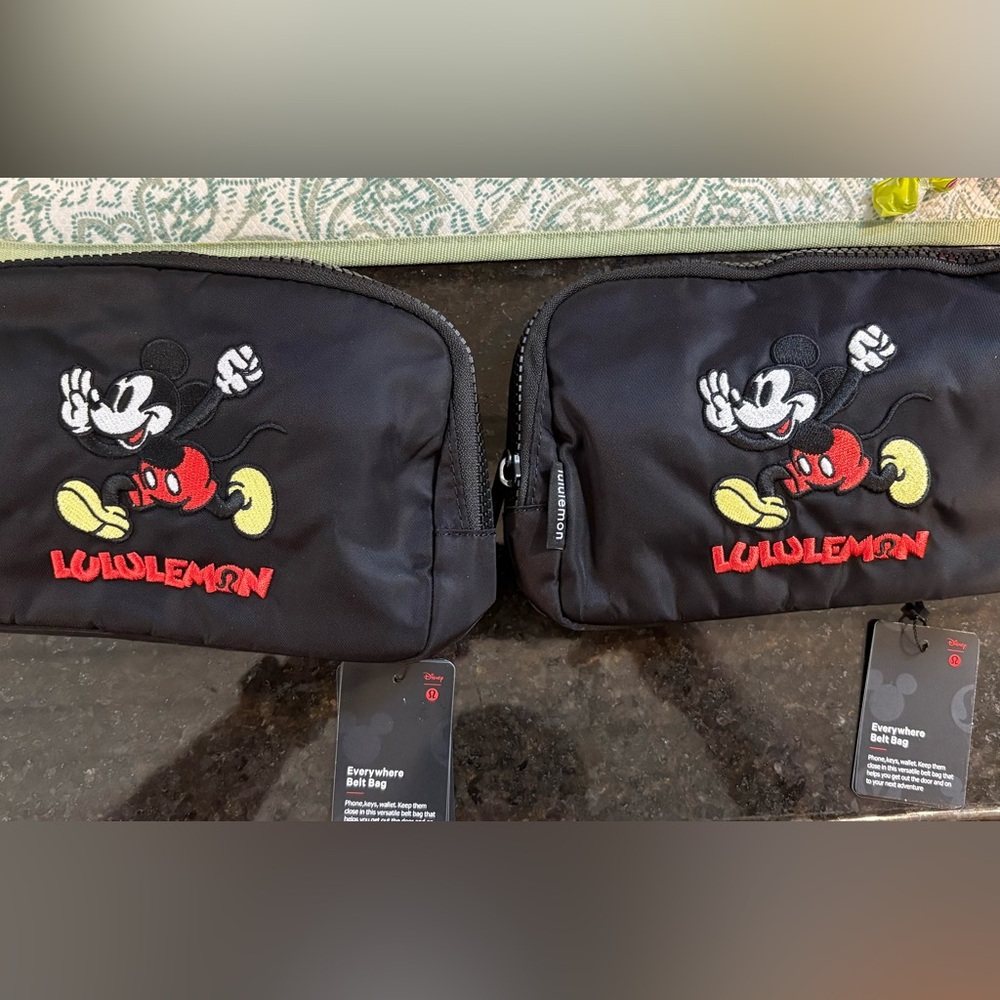 lululemon athletica Black Belt Bag Urban Style


This is for 1 bag